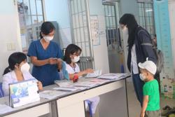 Trẻ chờ vắc-xin, vắc-xin "nằm kho" chờ thủ tục