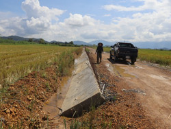 Người dân “rốn lũ” mòn mỏi ngóng đê bao