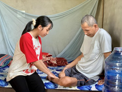 Mong manh ước mơ vào giảng đường đại học của cô nữ sinh hiếu học