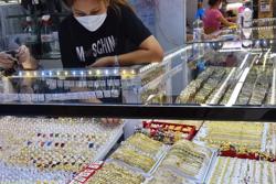 Giá vàng hôm nay 23-9: Đà tăng bị chặn lại, USD ồ ạt tăng giá