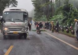 Xe khách tông 2 học sinh thương vong trên đường đến trường