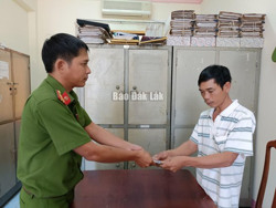 Công an huyện Krông Ana trao lại tài sản 100 triệu đồng cho nạn nhân bị mất cắp 