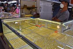 Giá vàng hôm nay 27-9: Gánh chịu nhiều áp lực, vàng bị bán tháo