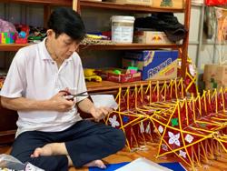 Gắn bó với nghề làm lồng đèn trung thu truyền thống