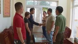 Du khách nước ngoài cảm kích nhận lại giấy tờ và hơn 50 triệu đồng đánh rơi