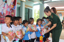 Tổ chức Tết Trung thu cho trẻ em vùng biên