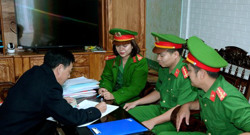 Công an phường Tự An tăng ca phục vụ nhân dân