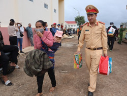 Trao tặng 400 suất quà Tết cho người dân có hoàn cảnh khó khăn tại huyện Krông Búk