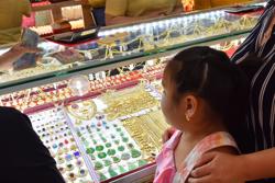 Giá vàng hôm nay 11-1: Nóng lên khi dự báo kinh tế thế giới bị cắt giảm