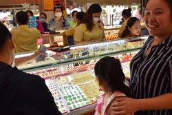 Giá vàng hôm nay 12-1: Vàng nhẫn 24K chưa dứt đà tăng