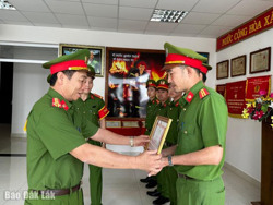 Công an tỉnh Đắk Lắk trao thưởng đột xuất vụ cứu 2 cha con bị mắc kẹt dưới giếng