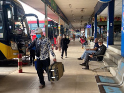 Người dân về quê đón Tết sớm