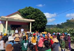 Công ty Thủy điện Buôn Kuốp tặng hàng trăm suất quà Tết tại buôn kết nghĩa