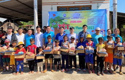 Trao 390 suất quà tết cho bà con nghèo tại huyện Lắk