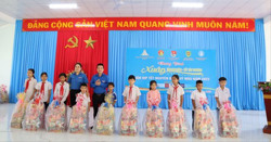 Tặng qùa Tết cho trẻ em có hoàn cảnh khó khăn tại huyện M’Đrắk