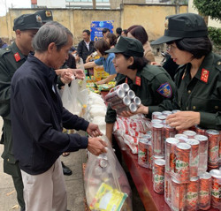 Hơn 800 triệu đồng tặng quà cho người nghèo, người yếu thế trên địa bàn tỉnh