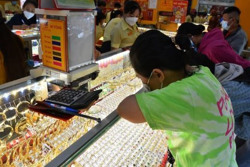 Giá vàng hôm nay 24-1: Giảm mạnh rồi bất ngờ lao lên