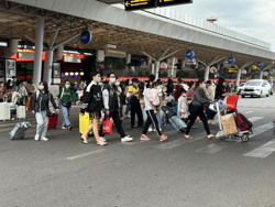 Sân bay đông đúc, bến xe nhàn tản