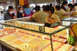 Giá vàng hôm nay 8-1: Vàng SJC cùng vàng trang sức đồng loạt tăng mạnh