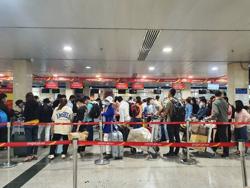 Việt kiều về quê ăn Tết, sân bay Tân Sơn Nhất đón khách đông nhất từ sau COVID-19