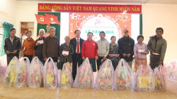 Agribank Đắk Lắk tặng hơn 1.700 suất quà Tết Nghĩa tình