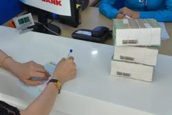 Không dễ vay trả nợ ngân hàng khác