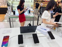 Các mẫu iPhone đời cũ bất ngờ hút hàng