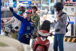 Giá xăng dầu giảm mạnh, xăng RON95 giảm gần 1.800 đồng/lít