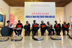 13 bộ chiêng và hơn 250 trang phục truyền thống về với buôn làng