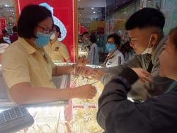 Giá vàng SJC tăng nóng, nhiều nhà đầu tư "lướt sóng" kiếm lời