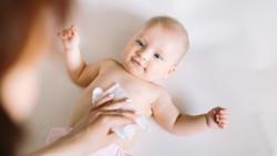 Có nên dùng khăn ướt cho trẻ sơ sinh hay không?