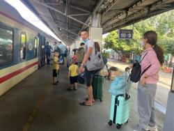 Sau 1 ngày mờ bán: Hơn 1.000 vé tàu Tết tập thể năm 2024 được đặt mua