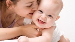 Hôn trẻ liệu có nguy hiểm?