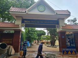 Nữ sinh dùng guốc đánh vào đầu bạn đổ máu ngay trong trường