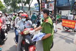 Phòng chống COVID-19: Việt Nam đi sau về trước