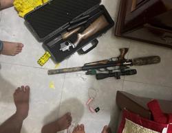 Bắt người đàn ông chế tạo súng quân dụng bán trên mạng