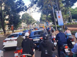 Cần ngăn chặn tình trạng lấn làn, vượt phải nguy hiểm