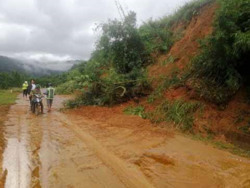 Mưa lớn gây sạt lở đường Trường Sơn Đông đoạn qua huyện Krông Bông