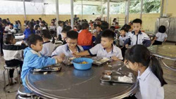 Giúp trẻ em nghèo có bữa ăn đủ đầy