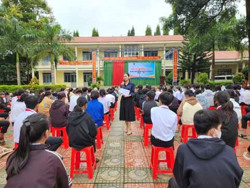 Hút thuốc lá nơi công cộng: Giám sát và xử phạt còn những lỗ hổng