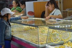 Giá vàng hôm nay 2-11: Vàng thế giới giảm tiếp khi Mỹ giữ nguyên lãi suất