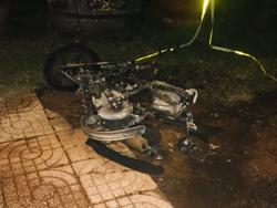 Sau khi bị kiểm tra nồng độ cồn, người chủ bật lửa đốt luôn xe