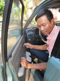 Mở cửa xe ô tô: Cẩn thận không bao giờ thừa!