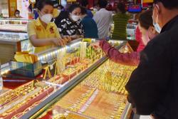 Chuyên gia và giới kinh doanh lên tiếng khi vàng SJC vượt xa 72 triệu đồng/lượng