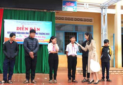 “Sóng ngầm” sau cổng trường