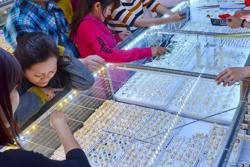 Giá vàng hôm nay 30-11: Vàng thế giới tăng đến ngưỡng 2.050 USD/ounce