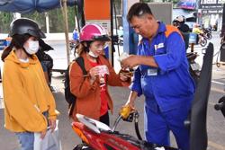 Giá xăng RON95 giảm 34 đồng mỗi lít