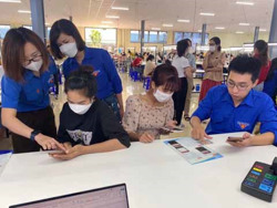 Để "phủ sóng" công nghệ số