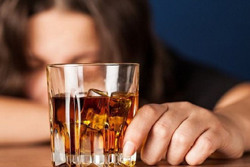 Cảnh báo nguy cơ ngộ độc rượu dịp cuối năm