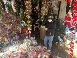 Sôi động thị trường đồ trang trí lễ Giáng sinh